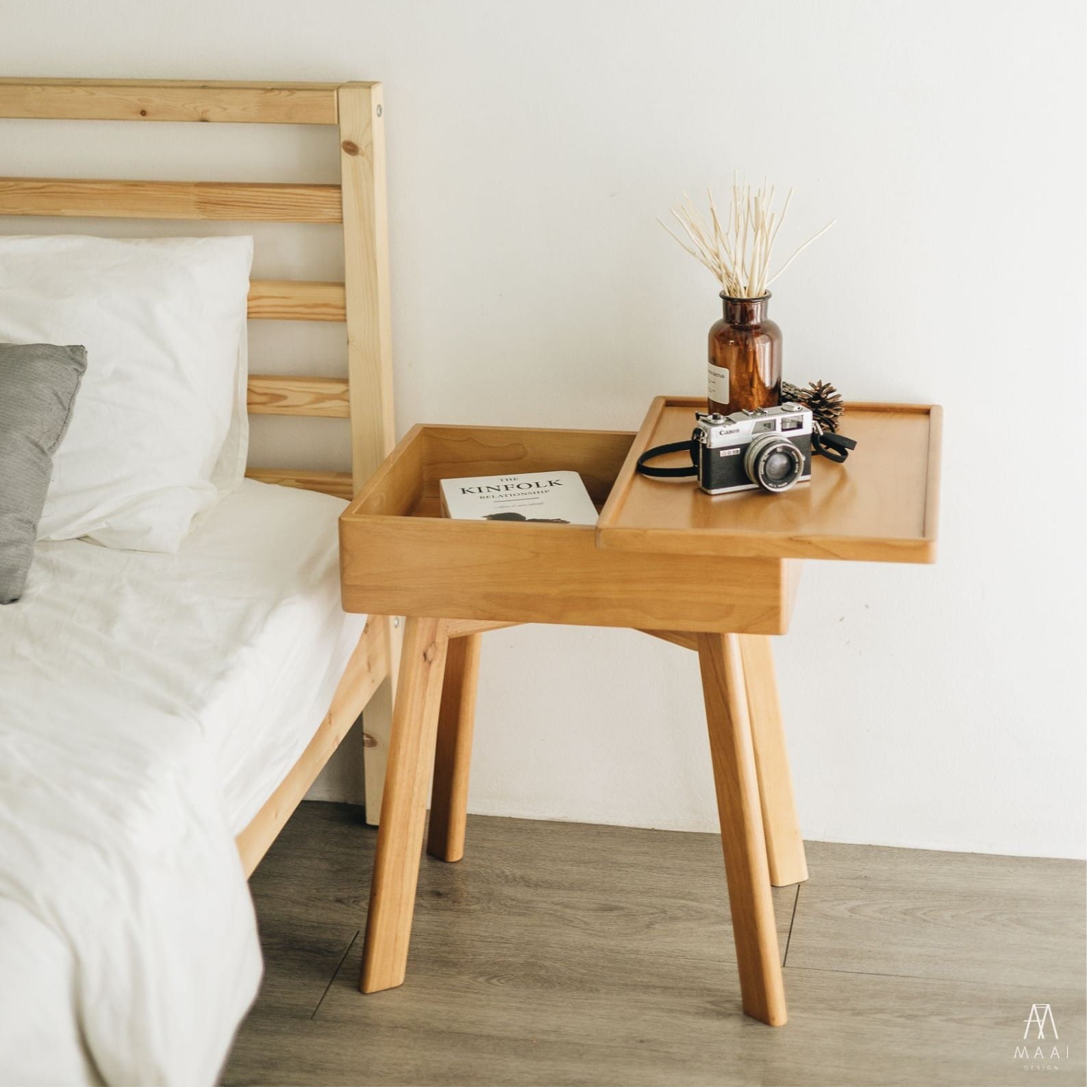ตู้ข้างเตียงไม้ยางพารา MAAI DESIGN รุ่น FLIP SIDE TABLE สีโอ๊ค